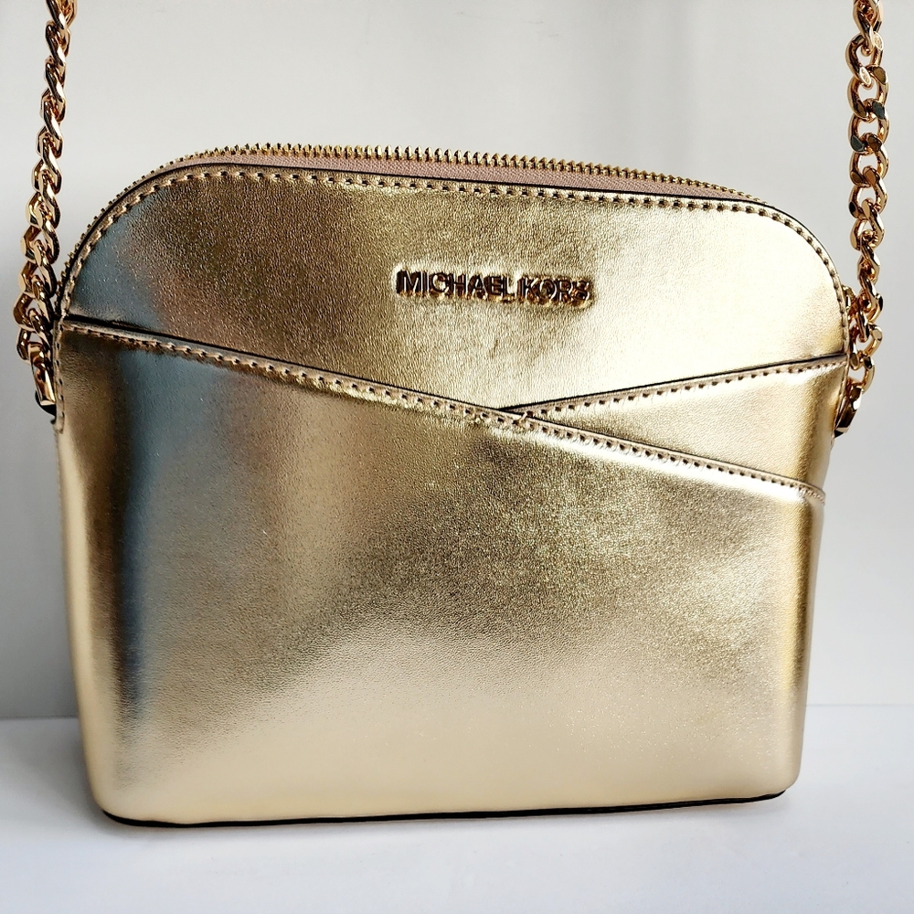Michael Kors Jet Set Travel Medium Dome Crossbody in Shiny PALE GOLD LEA…
